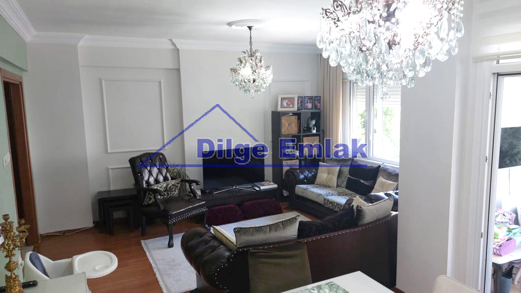 Feneryolu… 3+1 Yenilenmiş Balkonlu Yeşillikler İçerisinde Satılık Daire
