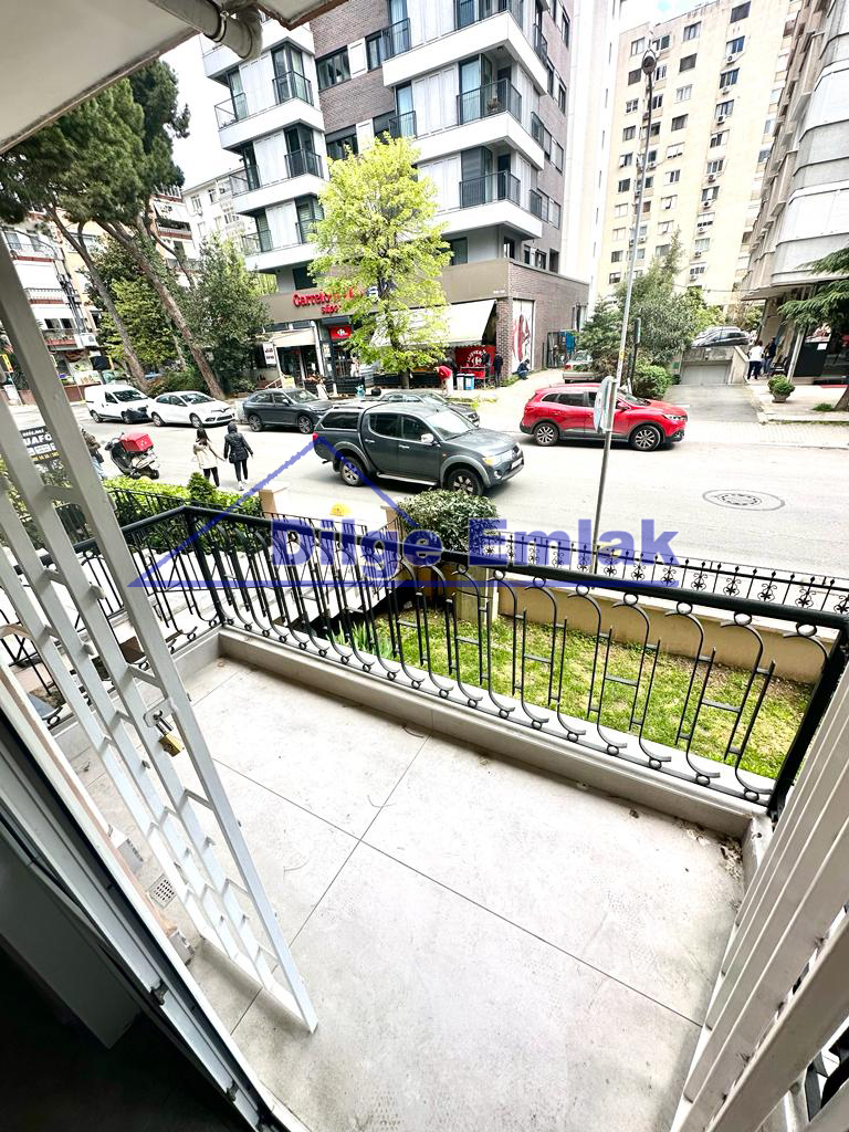 Caddebostan Ömerpaşa… 2+1 Balkonlu Yenilenmiş Lüks Satılık Daire
