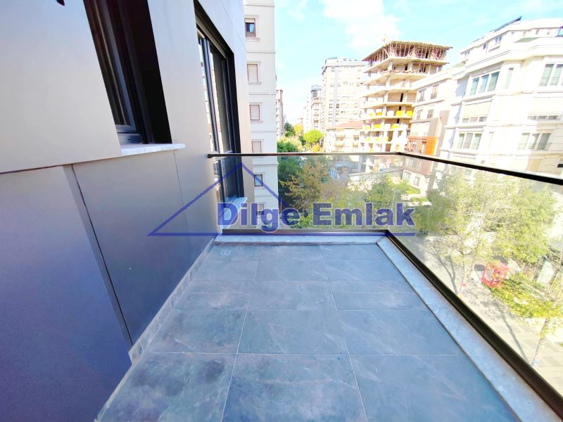 Suadiye Bağdat Caddesine Yakın 3+1 Balkonlu 4 Yıllık Satılık Daire